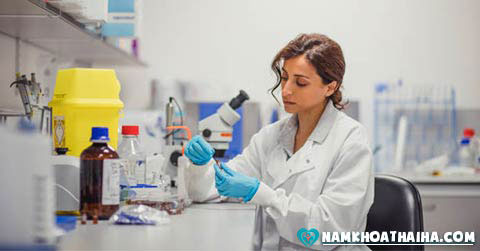 có triệu chứng tiểu rắt và ra máu màu hồng phải làm sao?