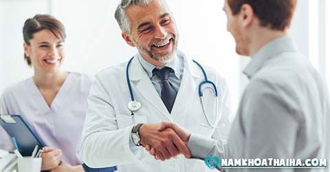 Đi tiểu ra máu cục