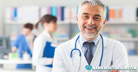 Dịch màu trắng đục ở đầu dương vật